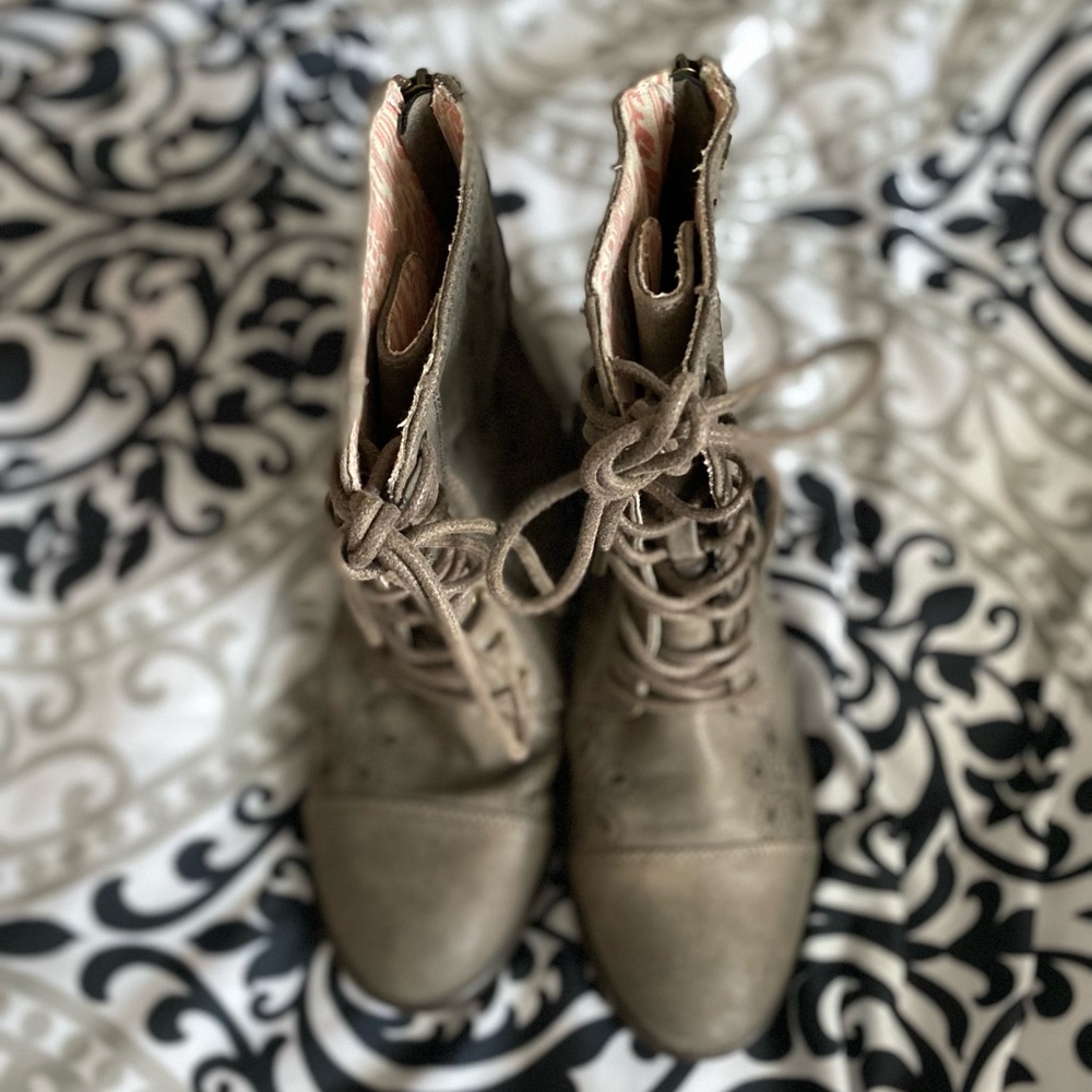 Roxy Women's Lace-Up Boots in Brown